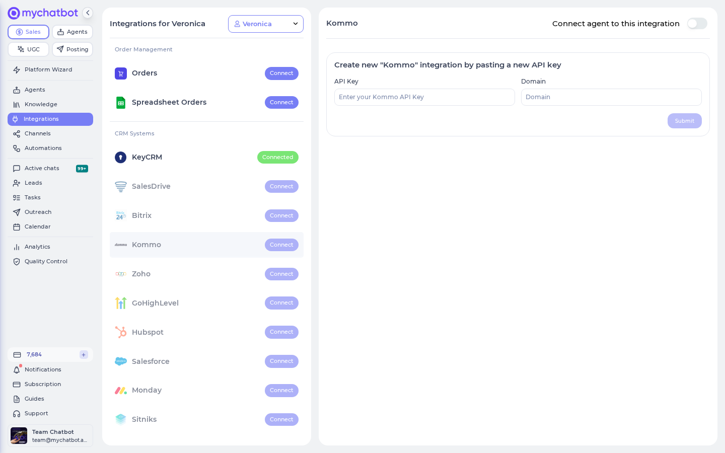 The Kommo connect form: agent selector, Domain and API Key fields, Submit button